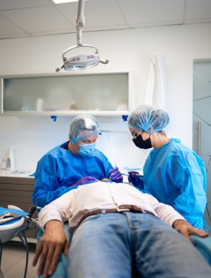 Conseils après une chirurgie dentaire au cabinet Evident du docteur Cristian Kelemen